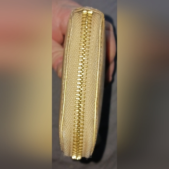 Salvatore Ferragamo EUC marbled gold zip around wallet - Picture 5 of 9